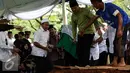 Jenazah Alm Husni Kamil Manik tiba untuk dimakamkan  di TPU Jeruk Purut, Jakarta, Rabu (8/7). Husni Kamil Manik meninggal semalam saat menjalani perawatan di RS Pusat Pertamina. Husni meninggal di usia ke-41. (Liputan6.com/Faizal Fanani)