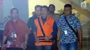Bupati Jombang Nyono Suharli Wihandoko (tengah) usai menjalani pemeriksaan di Gedung KPK, Jakarta, Minggu (4/2). Nyono menjadi tersangka dalam dugaan suap perizinan pengurusan jabatan di Pemkab Jombang. (Liputan6.com/Helmi Fithriansyah)