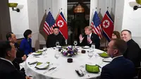 Pemimpin Korea Utara Kim Jong-un (kiri) dalam jamuan makan malam bersama Presiden AS Donald Trump (kanan) di Sofitel Legend Metropole Hanoi, 27 Februari 2019 (AFP)