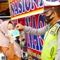 Polisi memberikan masker kepada warga agar terhindar dari Covid-19. (Liputan6.com/M Syukur)