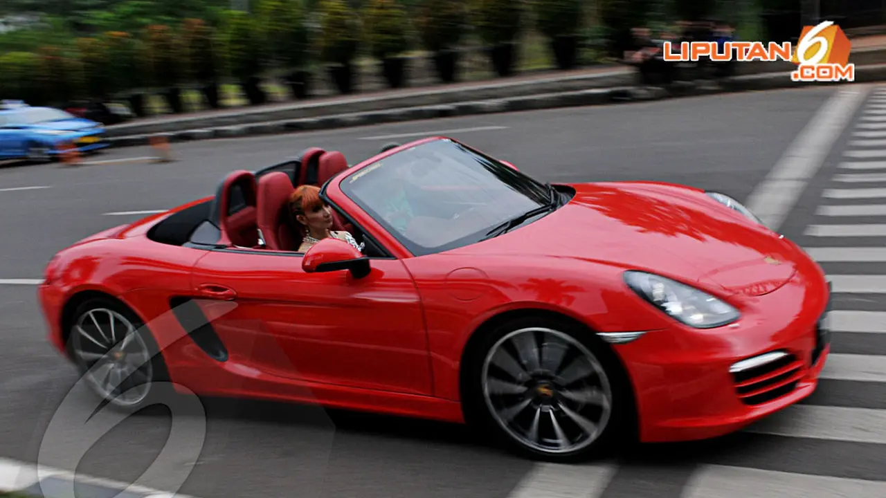 [FOTO] Roro Fitria Kecantol Mobil Sport