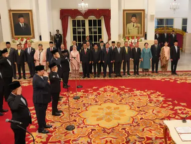 Presiden Prabowo Subianto (kanan) saat melantik 48 menteri negara dan sejumlah kepala lembaga Kabinet Merah Putih yang akan bekerja dalam kabinet Merah-Putih pada periode 2024-2029 Istana Negara, Jakarta, Senin (21/10/2024). (AP Photo/Achmad Ibrahim)