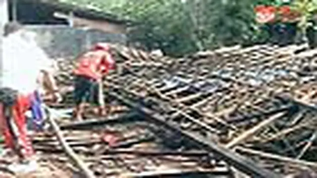 Angin Kencang Robohkan Rumah Warga