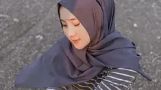 Pemilik nama lengkap Yeni Inka Novitasari sekarang sedang jadi penyanyi dangdut koplo yang naik daun. Lagu-lagu yang dibawakan Yeni selalu viral. Kepopulerannya ini membuat banyak mata tertuju ke gaya penampilan Yeni. Seperti saat Yeni dengan cantiknya pakai hijab ketika hangout. (Liputan6.com/IG/@yeniinka)