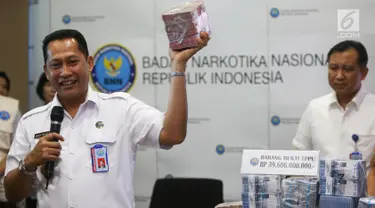 Kepala BNN Komjen Budi Waseso menunjukkan barang bukti hasil tindak pidana pencucian uang (TPPU) kasus narkoba di BNN, Jakarta, Selasa (13/6). BNN mengungkap kasus TPPU dengan total aset Rp 39 miliar dari kedua kasus berbeda. (Liputan6.com/Yoppy Renato)