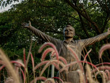 Patung Kosmonaut Rusia Yuri Alekseyevich Gagarin atau akrab disebut Yuri Gagarin yang diletakkan di Taman Mataram, Kebayoran Baru, Jakarta, Minggu (14/3/2021). Pemerintah Rusia menghadiahkan patung itu kepada pemerintah Indonesia sebagai simbol persahabatan kedua negara. (Liputan6.com/Faizal Fanani)