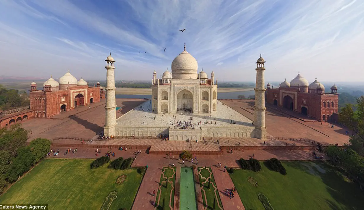 Komunitas fotografer drone asal Rusia, AirPano saat mengabadikan panorama yang menakjubkan dan kemegahan Taj Mahal di India. Komunitas ini harus menunggu dua bulan untuk izin sebelum mengambil gambar Taj Mahal yang merupakan 7 keajaiban dunia. (Dailymail)