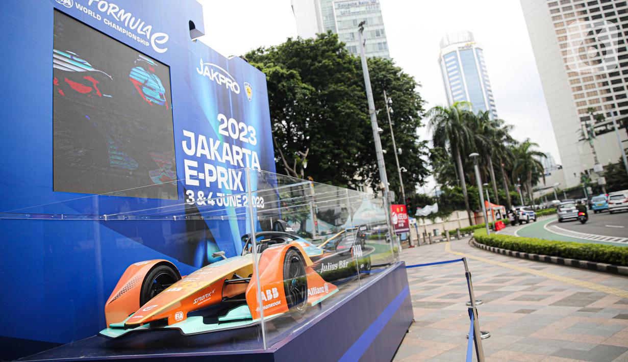 <p>Pameran replika mobil tersebut sebagai promosi menjelang diadakannya balap Formula E. (Liputan6.com/Faizal Fanani)</p>