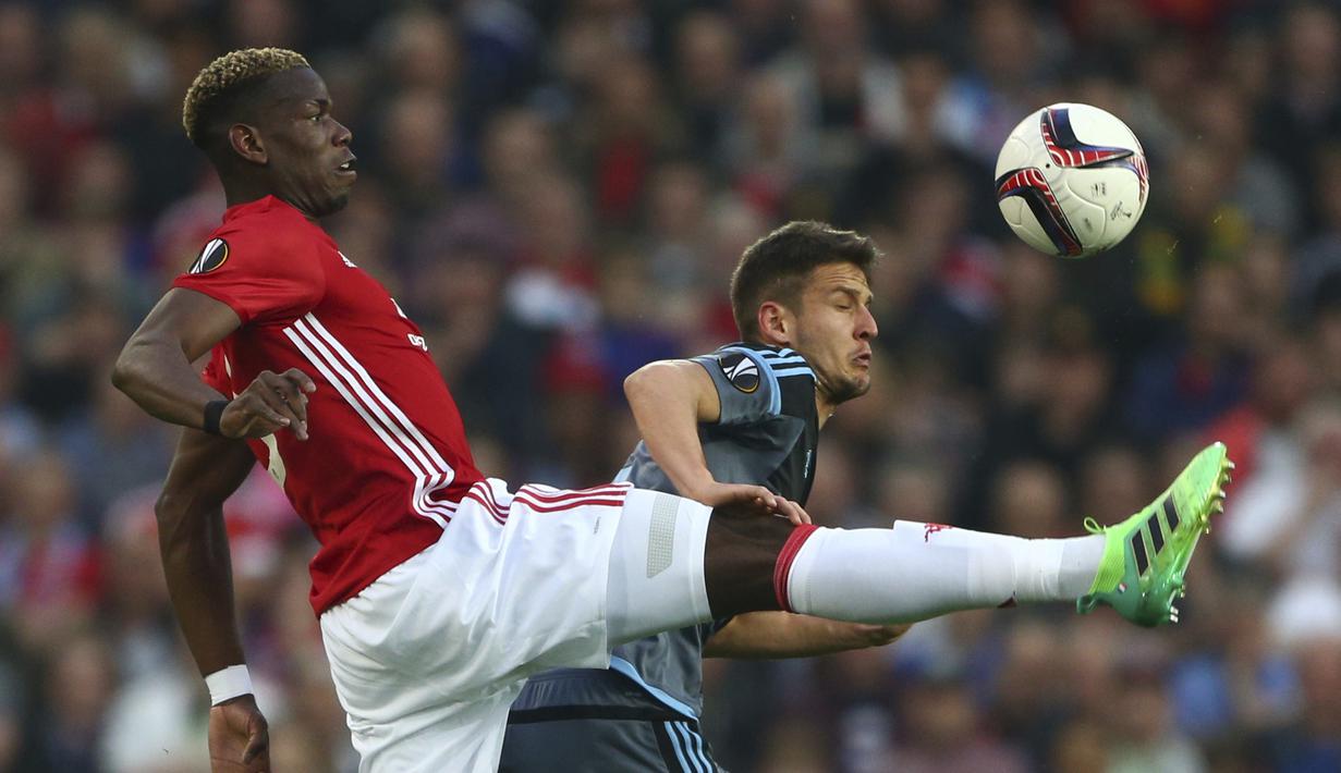 Aksi Paul Pogba (kiri) berebut bola dengan pemain Celta Vigo, Nemanja Radoja pada semifinal Liga Europa di Old Trafford, Manchester (11/5/2017). Manchester United menang agregat 2-1. (AP/Dave Thompson)