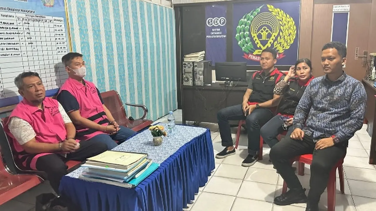 Dua tersangka pengadaan jaringan internet di Dinas Komunikasi Informatika Kota Dumai.