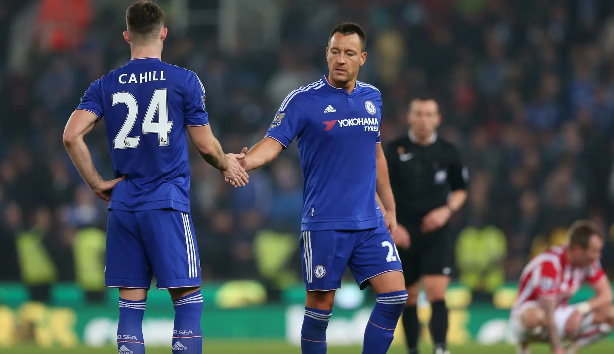 Bek Chelsea John Terry (kanan) menyalami rekannya usai timnya kalah dari Stoke pada babak adu pinalti di Britannia Stadium, Inggris, Selasa (27/19/2015). Dengan hasil ini rumor pemecatan Mou akan semakin kencang. (Reuters/Alex Morton)