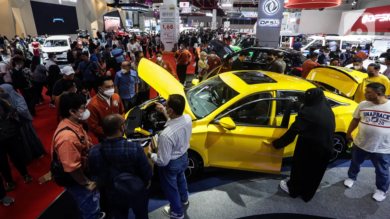 Antusias Pengunjung di Hari Kedua Indonesia International Motor Show 2023