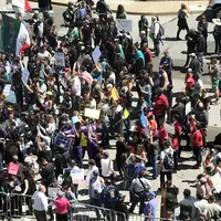 Sejumlah wanita bertelanjang dada sambil membawa poster tuntutan saat menggelar demo menolak Donald Trump di Burlingame, California (29/4). Para wanita ini menolak Donald Trump menjadi Presiden Amerika Serikat. (REUTERS/Noah Berger)