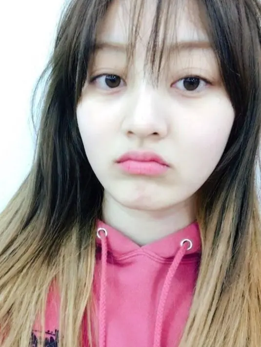 Jihyo TWICE memang mempunyai kecantikan yang natural. Bahkan saat tak mengenakan make up pun, ia tetap terlihat cantik menawan. (Foto: allkpop.com)