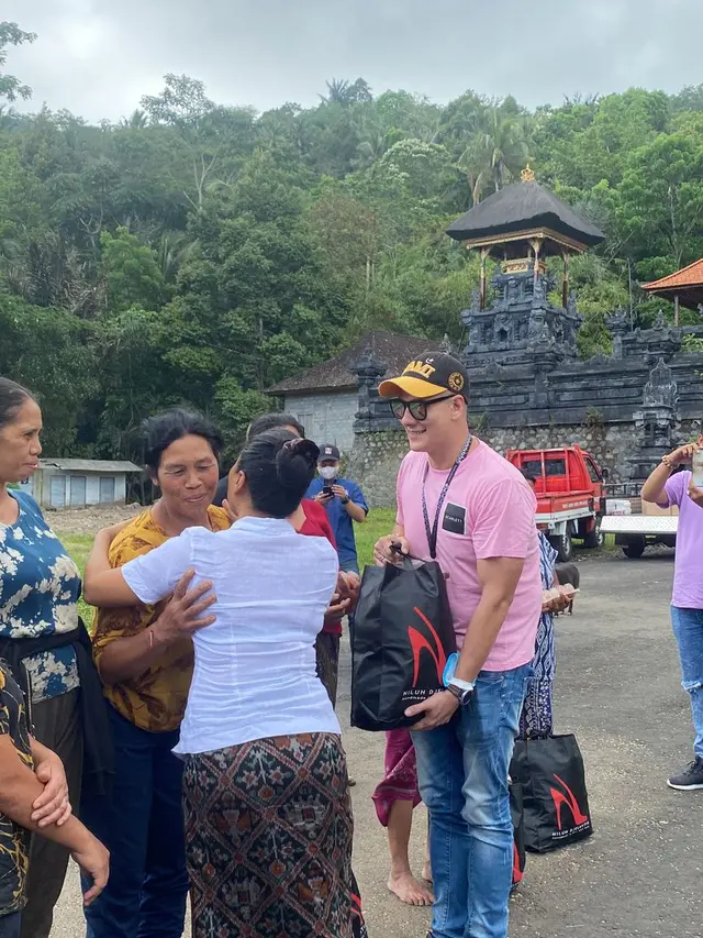 Bertrand Antolin menyerahkan bantuan secara langsung bagi warga di enam desa di kabupaten Karangasem.