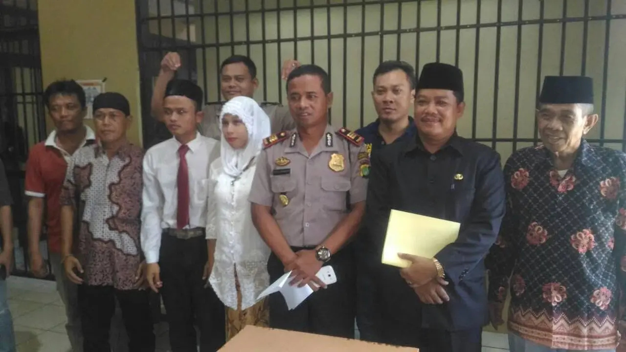 Sepasang muda mudi menikah di kantor polisi Bojonggede, Bogor.