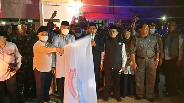 Wakil Bupati Garut Helmi Budiman, Kepala Kemenag Garut Cece Hidayat dan perwakilan Forkopimda Garut melepas jemaah haji perdana asal Garut, Jawa Barat, selasa malam. (Liputan6.com/Jayadi Supriadin)
