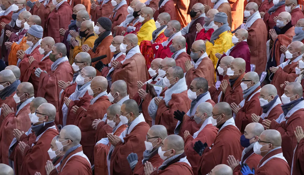 Biksu Buddha Korea Selatan berdoa selama rapat umum menentang kebijakan pemerintah di Kuil Jogye, Seoul, Korea Selatan, 21 Januari 2022. Ribuan biksu Buddha berkumpul untuk memprotes dugaan diskriminasi agama oleh pemerintah Korea Selatan. (AP Photo/Ahn Young-joon)