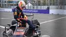 Nasib sial Max Verstappen terjadi karena ban mobilnya meletus. Insiden itu benar-benar jadi pil pahit bagi Verstappen. Padahal dia sedang memimpin balapan dengan nyaman dan tinggal beberapa lap lagi bakal finis. (Foto: AFP/Natalia Kolesnikova)