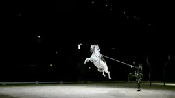 Kuda melompat dilatih penunggangnya saat latihan gladi resik untuk memperingati ulang tahun Spanish Riding School of Vienna yang ke-450 di SSE Arena di London, Inggris (10/11). (Reuters/Peter Nicholls)