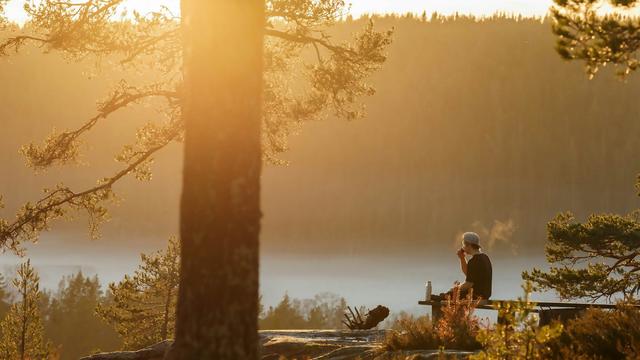 Ilustrasi minum kopi di pagi hari, menikmati hidup