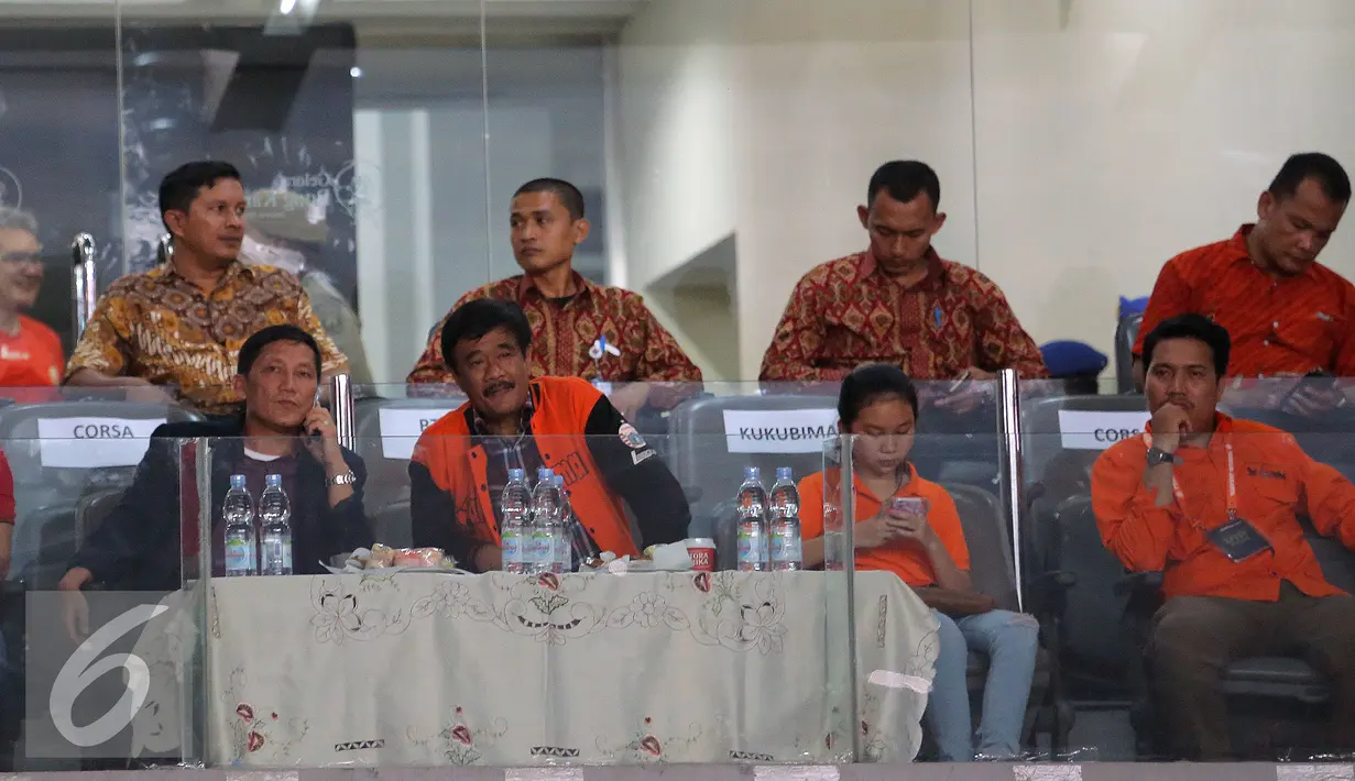 Wakil Gubernur DKI Jakarta, Djarot Saiful Hidayat (kedua kiri depan) menyaksikan laga Persija melawan Persela di lanjutan Torabika Soccer Championship presented by IM3 Ooredoo di Stadion GBKJakarta, Jumat (13/5). (Liputan6.com/Helmi Fithriansyah)