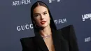 Alessandra Ambrosio berpose saat menghadiri acara LACMA Art+Film Gala di Los Angeles County Museum of Art di Los Angeles, California, pada 5 November 2022. Veteran runway itu memancarkan sedikit femme fatale berkat tudung hitam yang menutupi rambutnya yang ditata sempurna yang ditata dengan sanggul rendah. (AFP/Michael Tran)