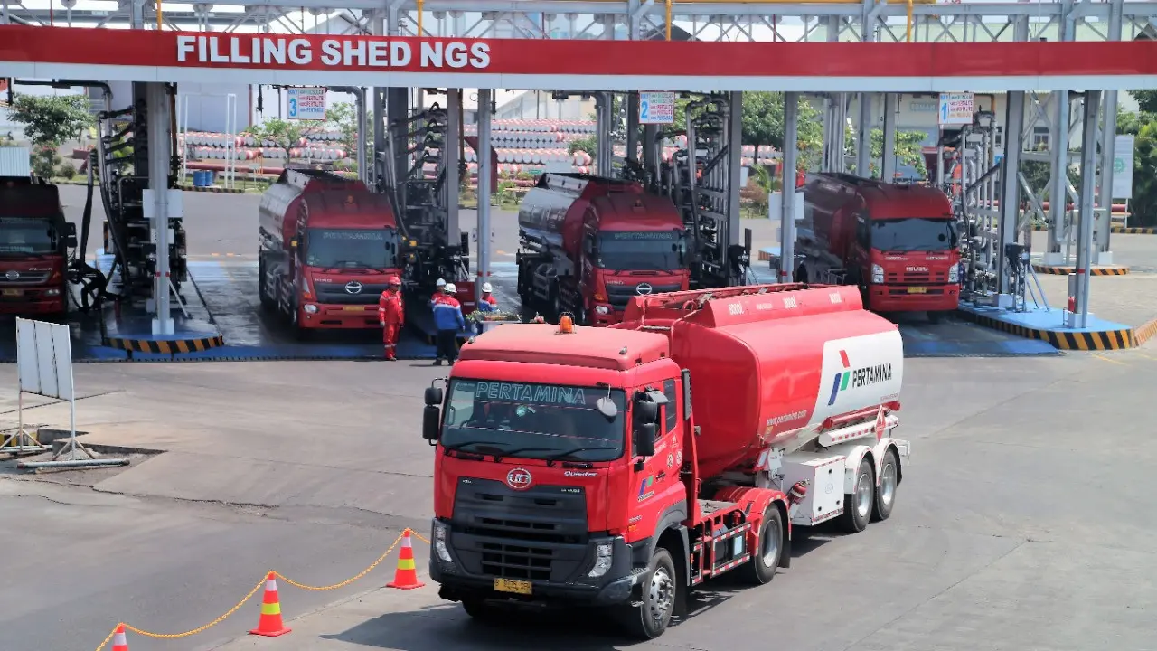 Proses pengisian BBM di Depo Pertamina Tanjungwangi Banyuwangi (Istimewa)
