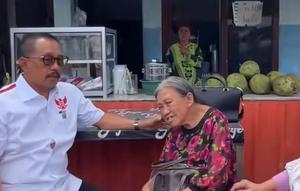 Wakil Wali Kota Surabaya Armuji saat menemui nenek Elina yang rumahnya diratakan dengan tanah tanpa proses hukum. (Liputam6.com/ Dian Kurniawan)