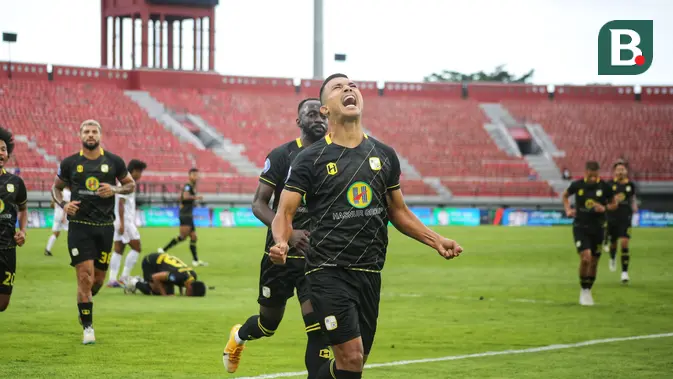 Penyerang Barito Putera Gustavo Tocantins berselebrasi usai mencetak gol pertama ke gawang Arema FC. (Alit Binawan/Bola.com)