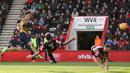Gol Cantik Pemain Arsenal, Mesut Ozil (kiri) ke gawang AFC Bournemouth pada lanjutan liga Premier Inggris di Stadion Vitality, Minggu (7/2/2016). (Reuters/Matthew Childs)