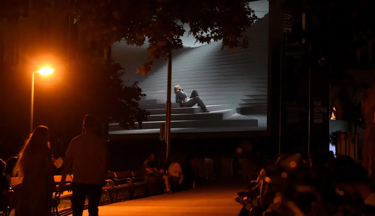 Para penonton menyaksikan opera Fidelio karya Beethoven dalam kotak-kotak terpisah selama Festival Film di Rathausplatz, Wina, Austria (4/7/2020). Festival Film di Rathausplatz, Wina, tahun ini dibuka pada Sabtu (4/7). (Xinhua/Guo Chen)