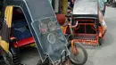 Becak di Filipina disebut Taxicle memiliki kabin di samping kanan, terbalik dengan di Indonesia dan bisa dinaiki lebih dari 5 penumpang, bahkan ada yang bisa naik dibelakang kabin. Di Filipina masih ada, tapi di kota-kota pinggiran saja.(Wikimedia.org)