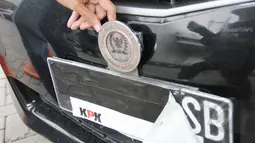 Plat nomor mobil Toyota Alphard milik politikus Partai Demokrat, Sutan Bhatoegana, Jakarta, Selasa (17/3/2015). Penyitaan mobil Sutan Bhatoegana terkait penyidikan kasus dugaan korupsi di Kementerian ESDM. (Liputan6.com/Helmi Afandi)