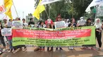 Massa dari berbagai elemen berunjuk rasa memperingati Hari Buruh Migran Internasional 2018 di depan Istana Merdeka, Jakarta (18/12). Mereka meminta pemerintah untuk memberikan jaminan lapangan pekerjaan dengan upah minimum. (Merdeka.com/Imam Buhori)