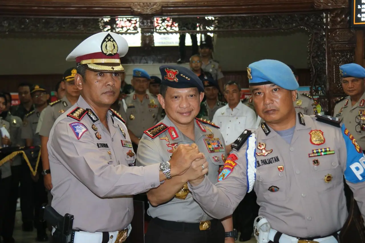 Kapolri beri penghargaan pada dua polisi yang tumbangkan empat terduga teroris di Riau. Foto: (M Syukur/)