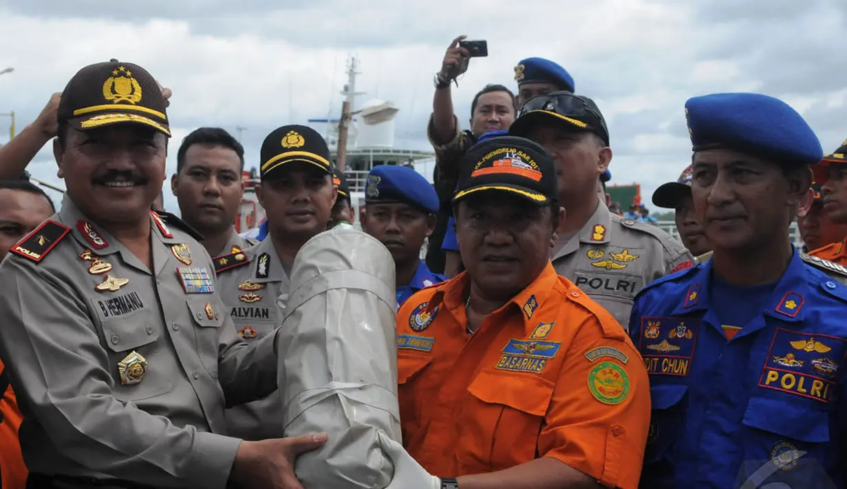 Petugas menunjukkan tabung gas yang diduga milik pesawat AirAsia QZ8501 di Pelabuhan Kumai, Pangkalan Bun, Kalteng, Kamis (1/1/2015). (Liputan6.com/Herman Zakharia)