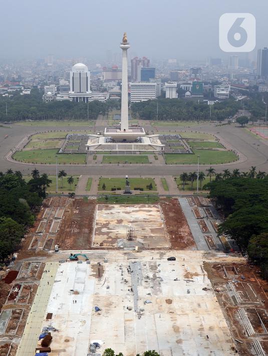 Suasana proyek revitalisasi Taman Sisi Selatan Monumen Nasional dilihat dari ketinggian, Jakarta, Minggu (19/1/2020). Proses revitalisasi kawasan Monas menggunakan skema multi-years dalam waktu tiga tahun dari 2019 hingga 2021. (Liputan6.com/Helmi Fithriansyah)