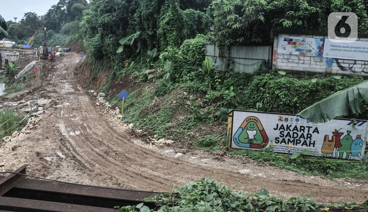 Aktivitas pekerja saat menyelesaikan proyek pembangunan saringan sampah Kali Ciliwung segmen Jalan TB Simatupang, Jakarta, Minggu (12/2/2023). Diketahui, total lahan yang belum dibebaskan di area saringan sampah TB Simatupang seluas 3.197 meter persegi yang dimiliki oleh 3 pihak. Total anggaran yang disiapkan untuk membebaskan lahan sebesar Rp24 miliar. (merdeka.com/Iqbal S Nugroho)