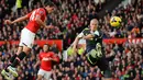 Javier Hernandez (kiri) menambah gol ke-3 Manchester United selama pertandingan sepak bola Liga Inggris antara Manchester United melawan Stoke City di Old Trafford, Manchester, Sabtu (26/10/2013). (Foto: AFP/Andrew Yates)