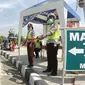 Petugas mengatur lalu lintas usai makan siang di pos pengamanan 06 exit tol Brebes Timur, Jawa Tengah, Sabtu (9/7). (Liputan6.com/Herman Zakharia)
