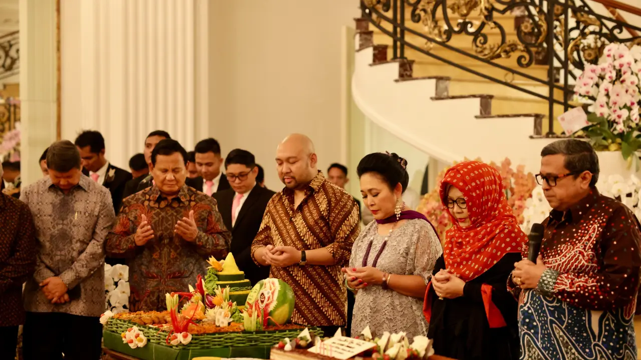 Ketua Umum Partai Gerindra sekaligus capres suara terbanyak Prabowo Subianto menghadiri acara ulang tahun Siti Hediati Hariyadi atau kerap disapa Titiek Soeharto yang ke 65 tahun di kediaman Jl. Teuku Umar, Menteng, Jakarta Pusat, Minggu (14/4) malam (Ist