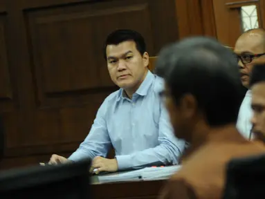 Terdakwa, Andi Agustinus alias Andi Narogong saat menjalani sidang lanjutan kasus dugaan korupsi proyek E-KTP di Pengadilan Tipikor, Jakarta, Senin (13/11). Sidang mendengar saksi diantaranya Anang Sugiana Sudiharjo. (Liputan6.com/Helmi Fithriansyah)