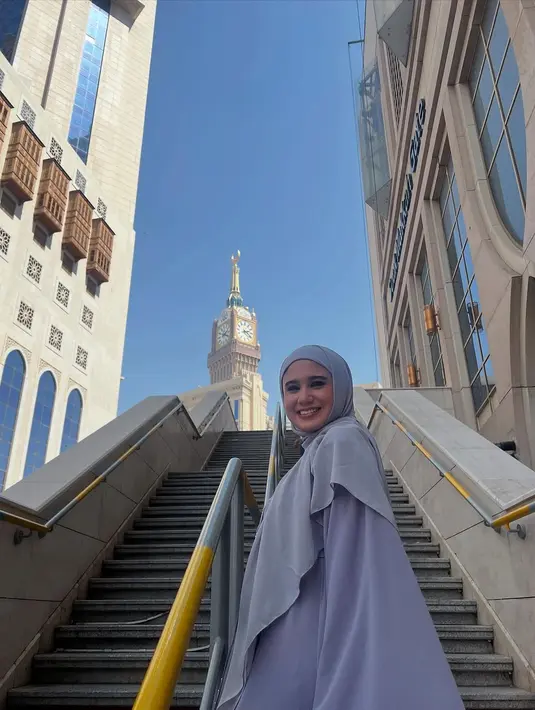 Dipadu dengan hijab lilit segitiga warna lilac keabuan yang membentuk fitur wajah Tissa Biani [@tissabiani]