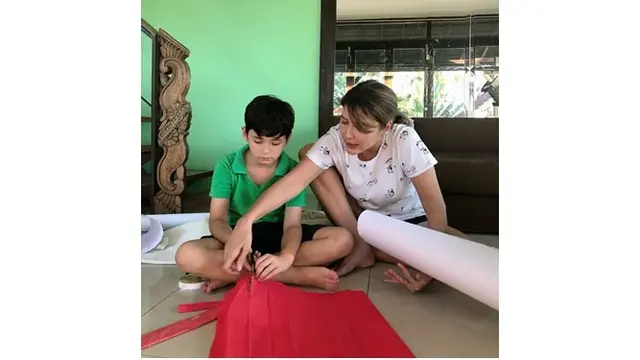 Tamara juga selalu siaga terhadap sang anak, begini momen ia membuat prakarya bersama Kenzou.