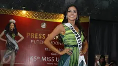 Puteri Indonesia 2016, Kezia Warouw memperkenalkan kostum untuk berlaga di Miss Universe 2016 pada saat jumpa pers jelang keberangkatan Puteri Indonesia ke ajang Miss Universe 2016 di kawasan Pancoran, Jakarta, Senin (9/1). (Liputan6.com/Herman Zakharia)