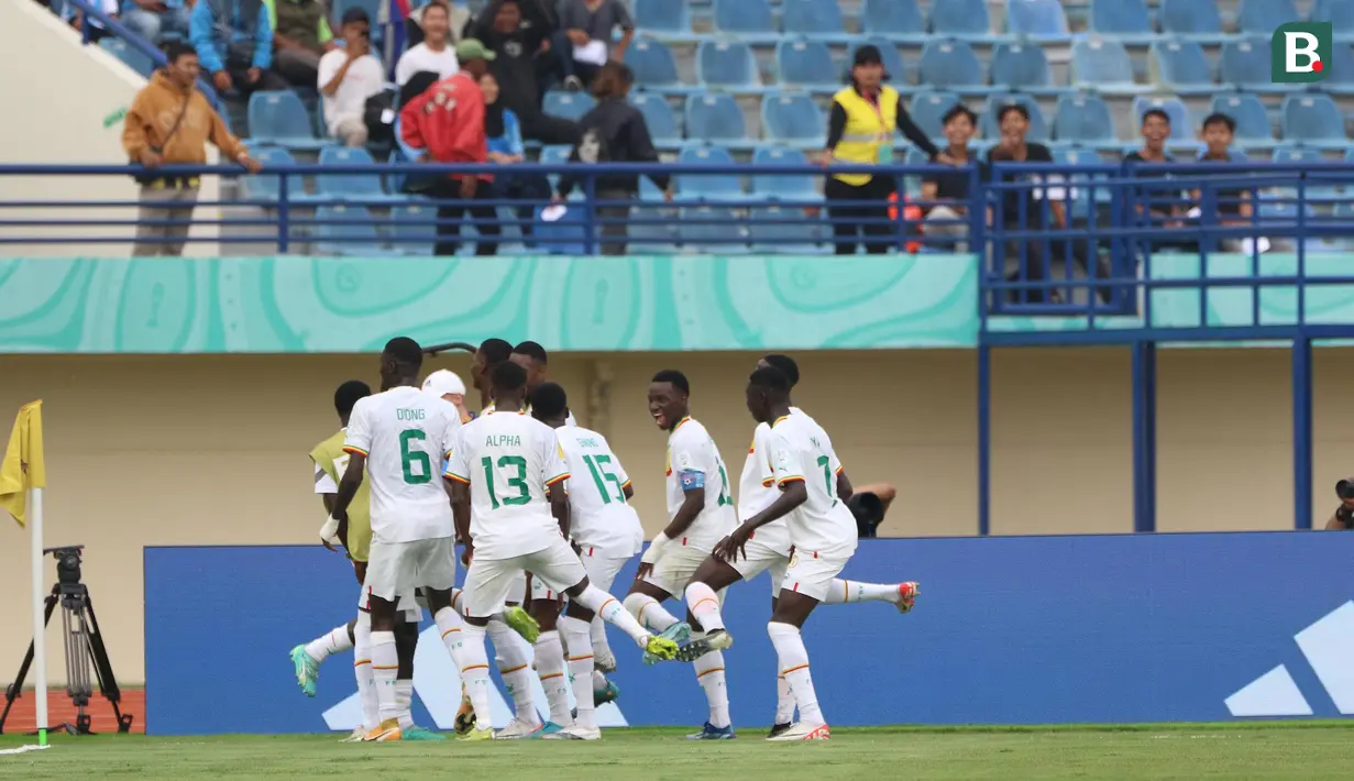 <p>Selebrasi para pemain Timnas Senegal U-17 setelah unggul 2-0 lewat gol bunuh diri pemain Timnas Polandia U-17, Dominik Szala pada laga kedua Grup D Piala Dunia U-17 2023 di Stadion Si Jalak Harupat, Kabupaten Bandung, Selasa (14/11/2023). (Bola.com/Ikhwan Yanuar)</p>