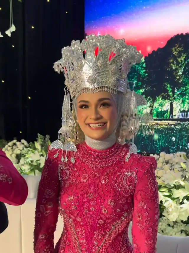 Putri Zulhas Dibalut Kebaya Fuschia dan Mahkota saat Resepsi Pernikahan Bersama Zumi Zola Usung Adat Jambi.