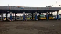 Beberapa bus di Terminal Guntur Garut nampak masih menunggu penumpang (Liputan6.com/Jayadi Supriadin)