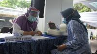 Pelaksanaan vaksinasi COVID-19 secara masif bagi tenaga kesehatan (nakes) di Poltekkes Kemenkes, Kota Bandung, Sabtu (30/1/2021). (sumber foto : Humas Jabar)